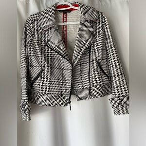 White House Black Market Houndstooth Blazer size 6P NWOT. Never worn
